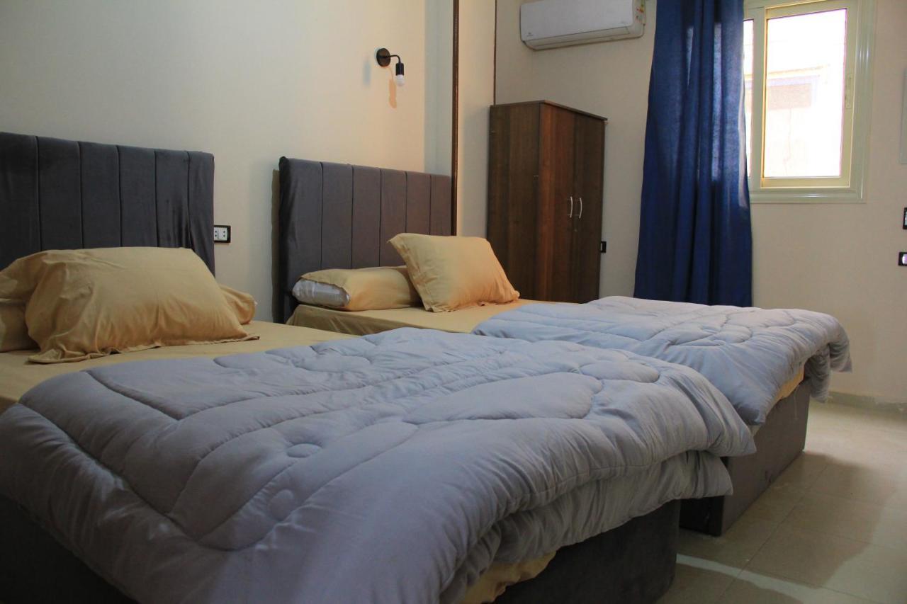 Pyramids Road Guest House Cozy Rooms And Rooftop Breakfast With The Pyramids View Nazlet el-Sisi Екстер'єр фото