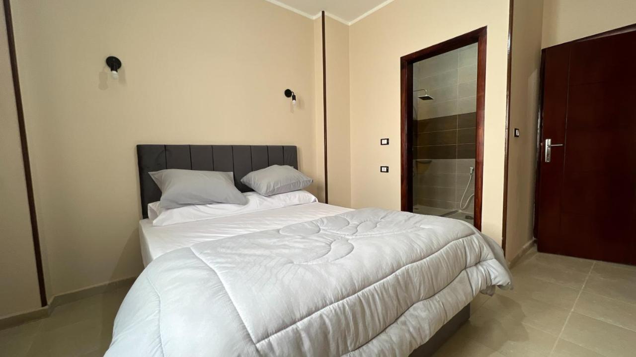 Pyramids Road Guest House Cozy Rooms And Rooftop Breakfast With The Pyramids View Nazlet el-Sisi Екстер'єр фото