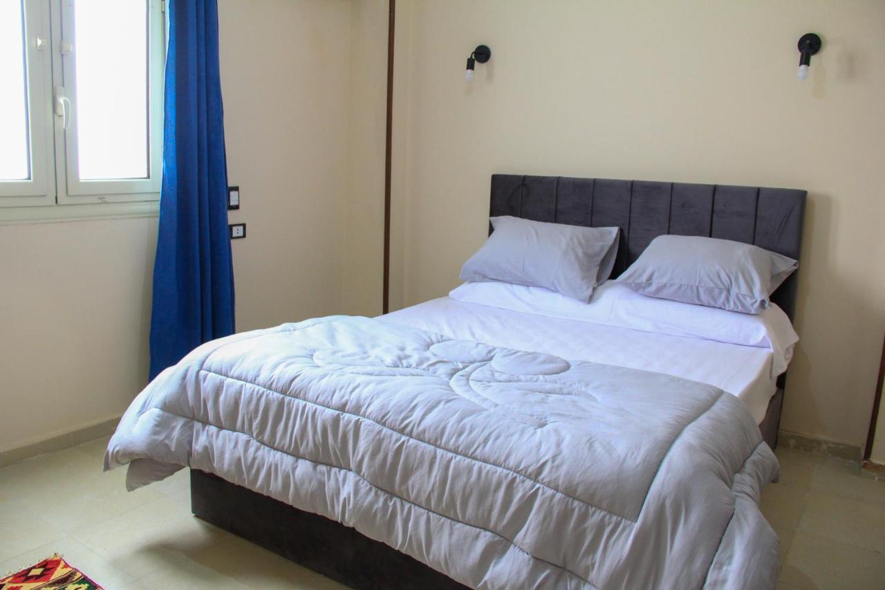 Pyramids Road Guest House Cozy Rooms And Rooftop Breakfast With The Pyramids View Nazlet el-Sisi Екстер'єр фото