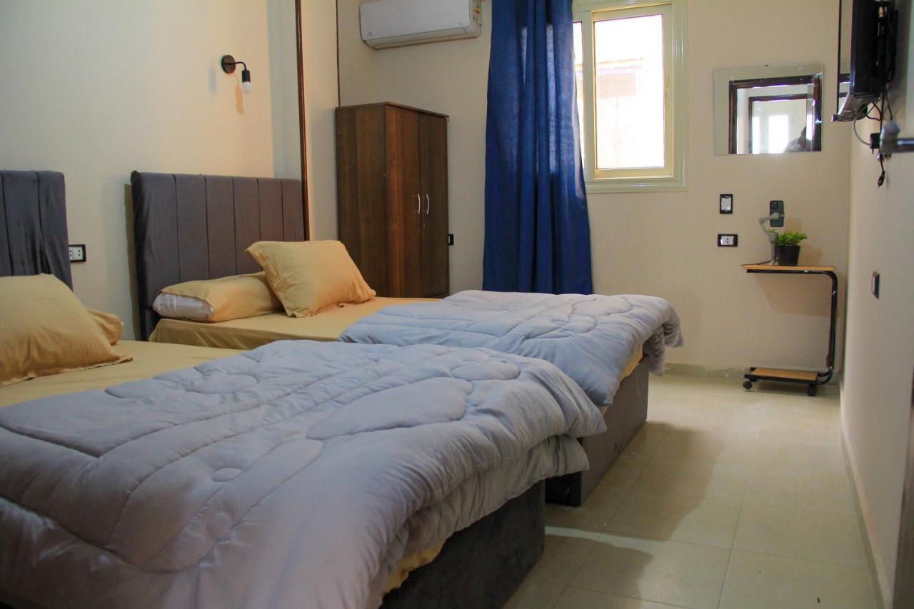 Pyramids Road Guest House Cozy Rooms And Rooftop Breakfast With The Pyramids View Nazlet el-Sisi Екстер'єр фото