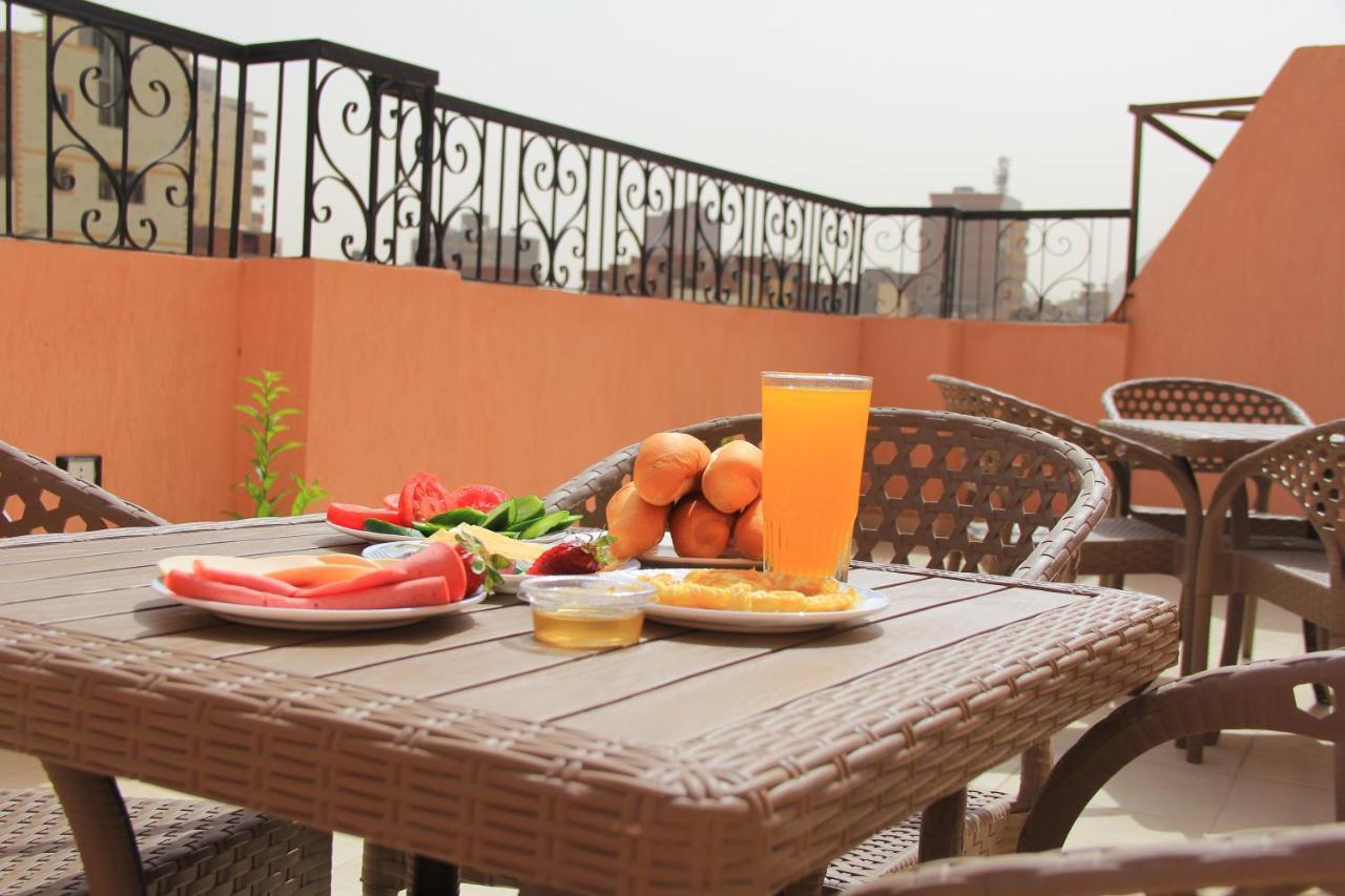 Pyramids Road Guest House Cozy Rooms And Rooftop Breakfast With The Pyramids View Nazlet el-Sisi Екстер'єр фото