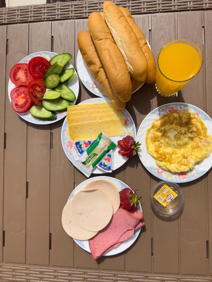Pyramids Road Guest House Cozy Rooms And Rooftop Breakfast With The Pyramids View Nazlet el-Sisi Екстер'єр фото