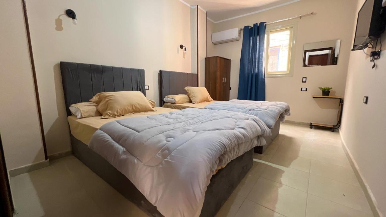Pyramids Road Guest House Cozy Rooms And Rooftop Breakfast With The Pyramids View Nazlet el-Sisi Екстер'єр фото