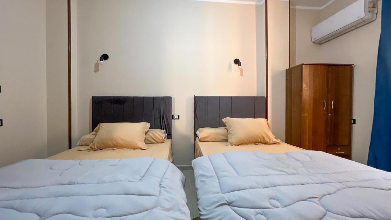 Pyramids Road Guest House Cozy Rooms And Rooftop Breakfast With The Pyramids View Nazlet el-Sisi Екстер'єр фото