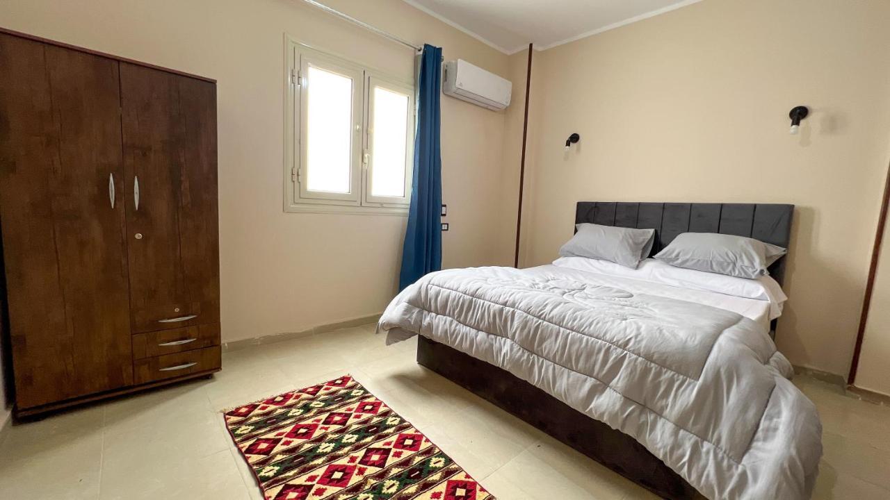Pyramids Road Guest House Cozy Rooms And Rooftop Breakfast With The Pyramids View Nazlet el-Sisi Екстер'єр фото