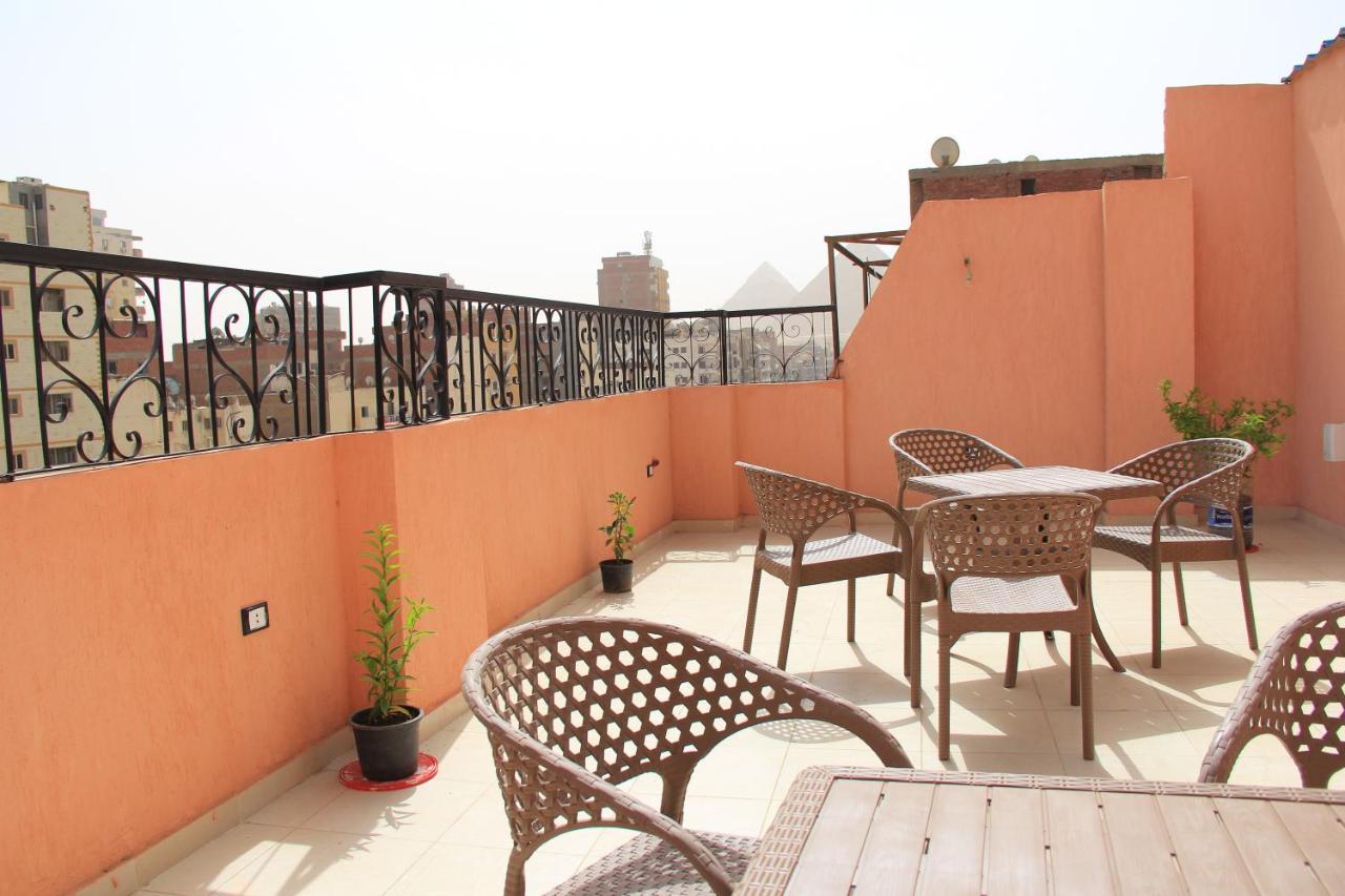 Pyramids Road Guest House Cozy Rooms And Rooftop Breakfast With The Pyramids View Nazlet el-Sisi Екстер'єр фото