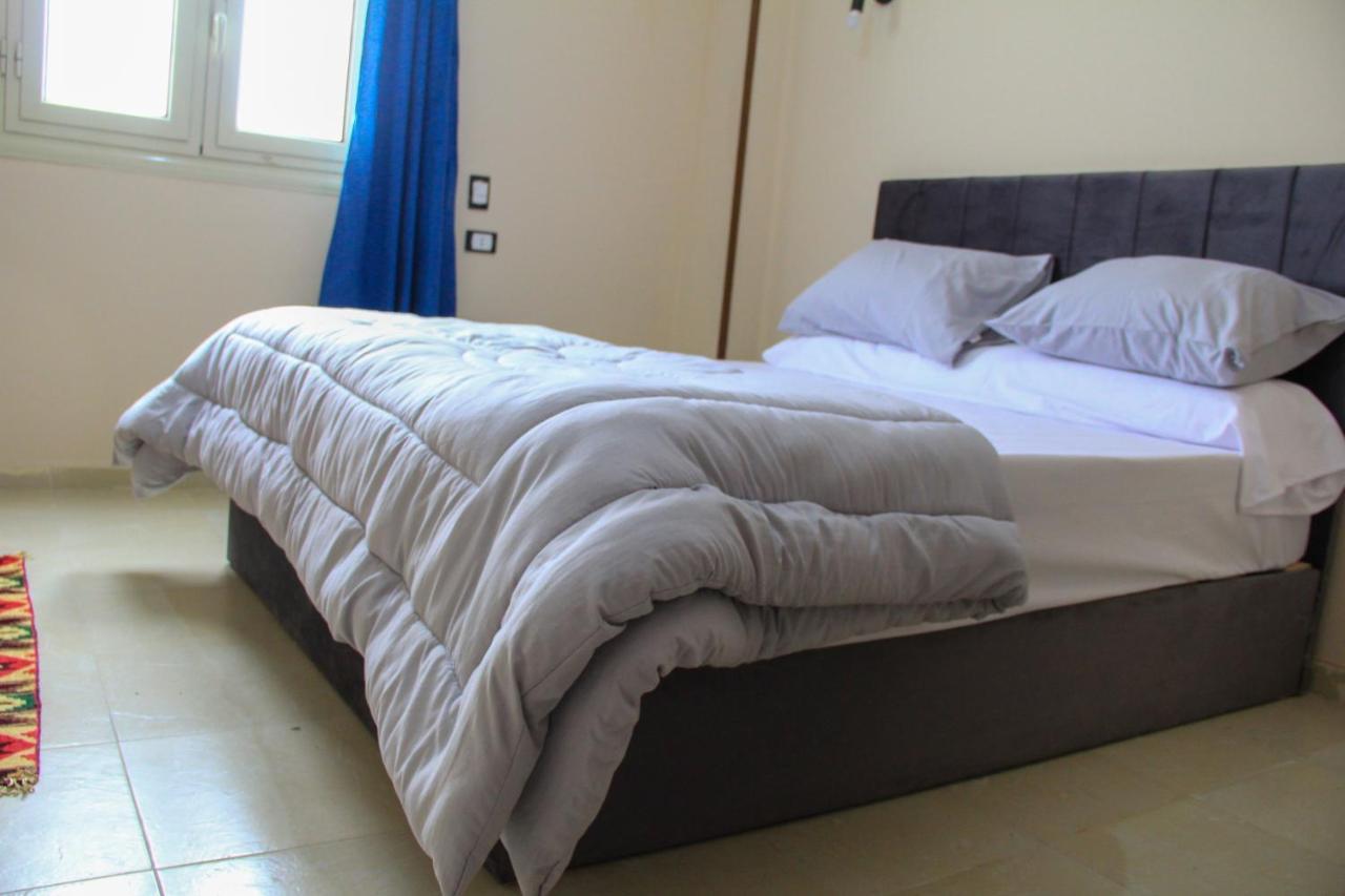 Pyramids Road Guest House Cozy Rooms And Rooftop Breakfast With The Pyramids View Nazlet el-Sisi Екстер'єр фото