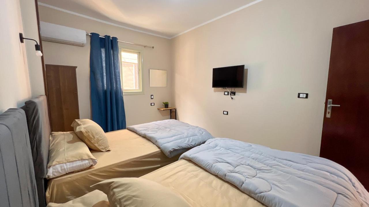 Pyramids Road Guest House Cozy Rooms And Rooftop Breakfast With The Pyramids View Nazlet el-Sisi Екстер'єр фото