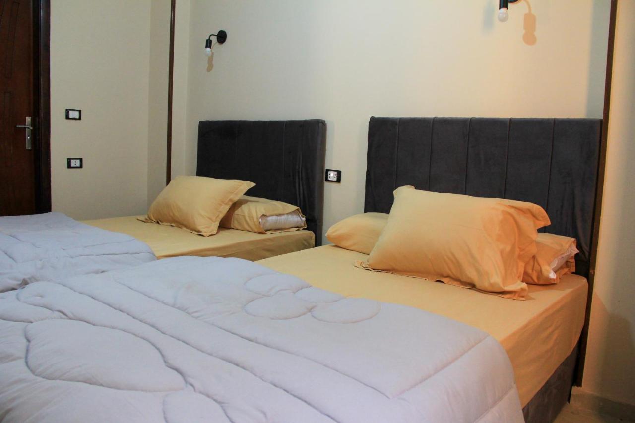 Pyramids Road Guest House Cozy Rooms And Rooftop Breakfast With The Pyramids View Nazlet el-Sisi Екстер'єр фото