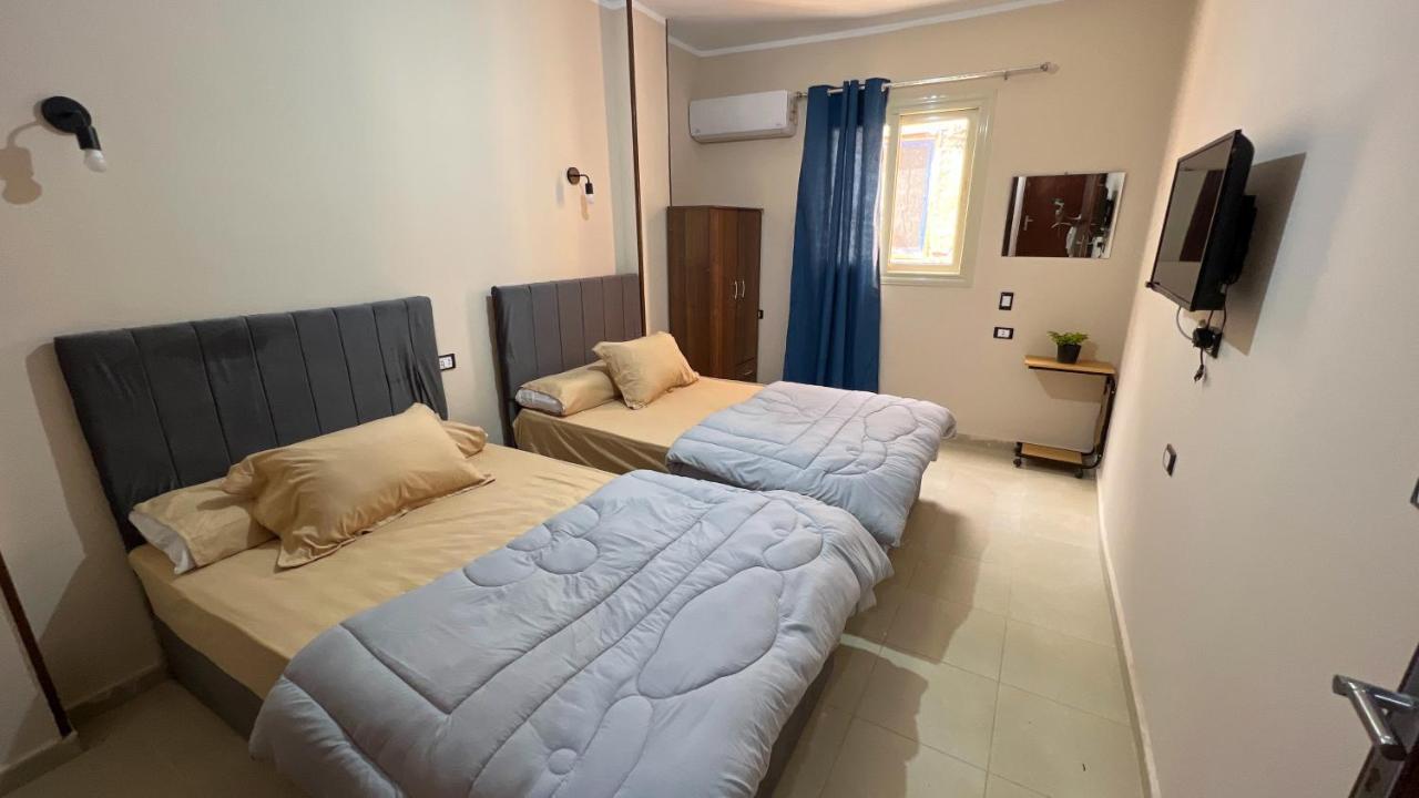 Pyramids Road Guest House Cozy Rooms And Rooftop Breakfast With The Pyramids View Nazlet el-Sisi Екстер'єр фото