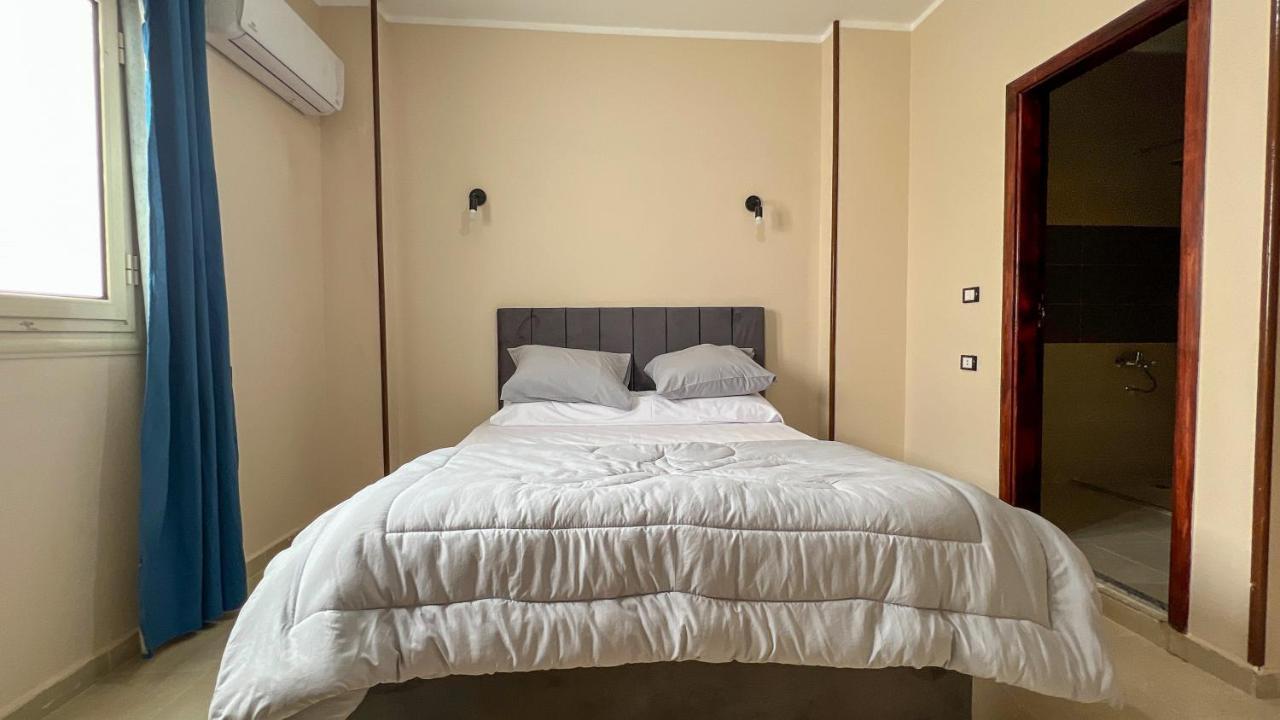 Pyramids Road Guest House Cozy Rooms And Rooftop Breakfast With The Pyramids View Nazlet el-Sisi Екстер'єр фото