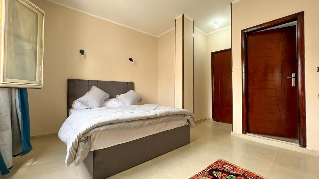 Pyramids Road Guest House Cozy Rooms And Rooftop Breakfast With The Pyramids View Nazlet el-Sisi Екстер'єр фото