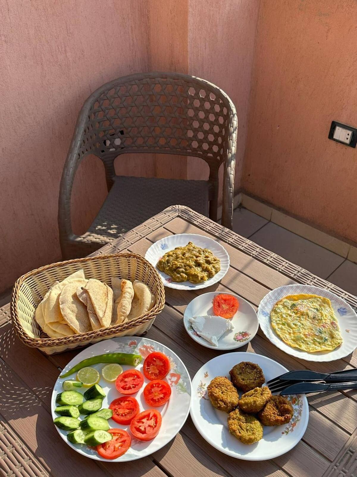 Pyramids Road Guest House Cozy Rooms And Rooftop Breakfast With The Pyramids View Nazlet el-Sisi Екстер'єр фото