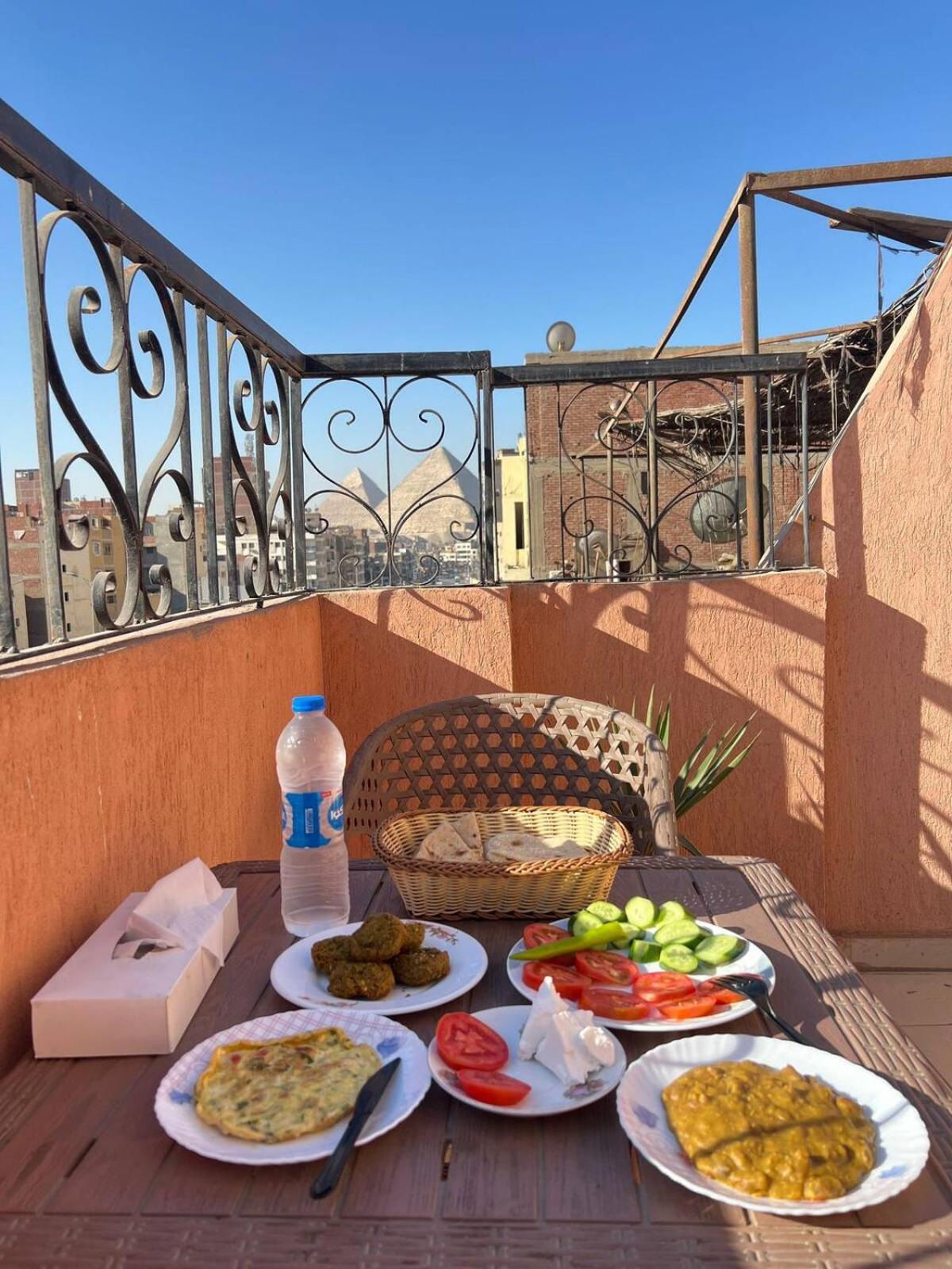 Pyramids Road Guest House Cozy Rooms And Rooftop Breakfast With The Pyramids View Nazlet el-Sisi Екстер'єр фото