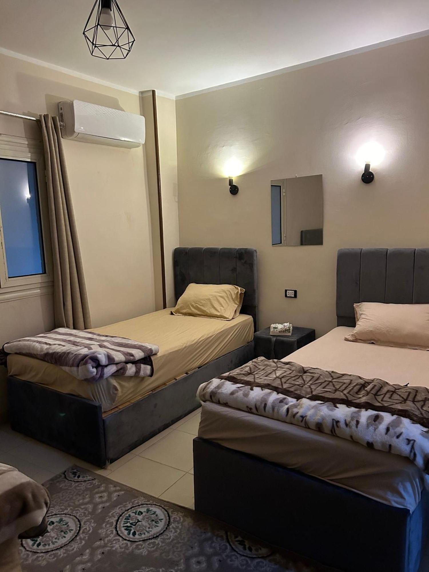 Pyramids Road Guest House Cozy Rooms And Rooftop Breakfast With The Pyramids View Nazlet el-Sisi Екстер'єр фото