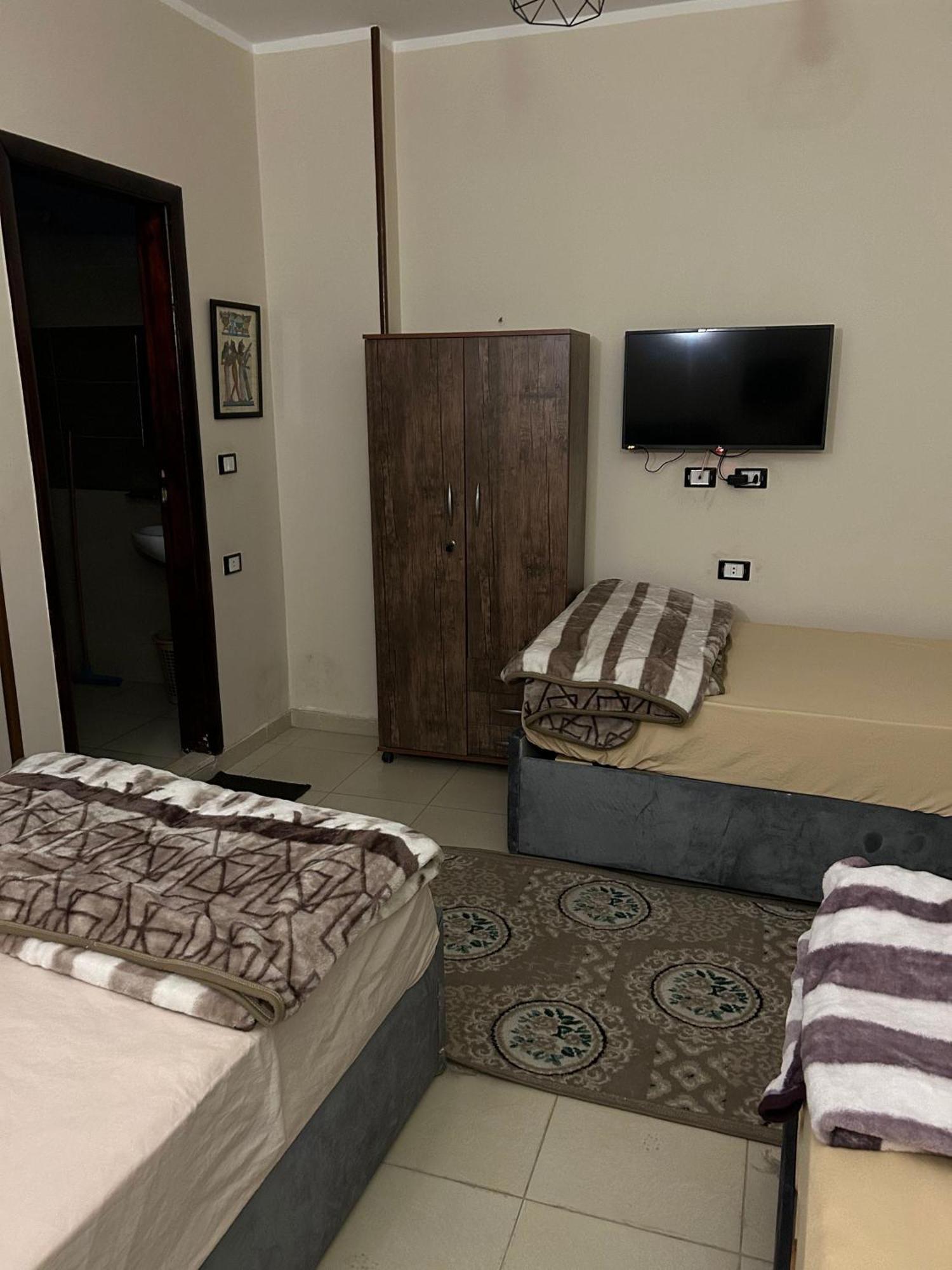 Pyramids Road Guest House Cozy Rooms And Rooftop Breakfast With The Pyramids View Nazlet el-Sisi Екстер'єр фото