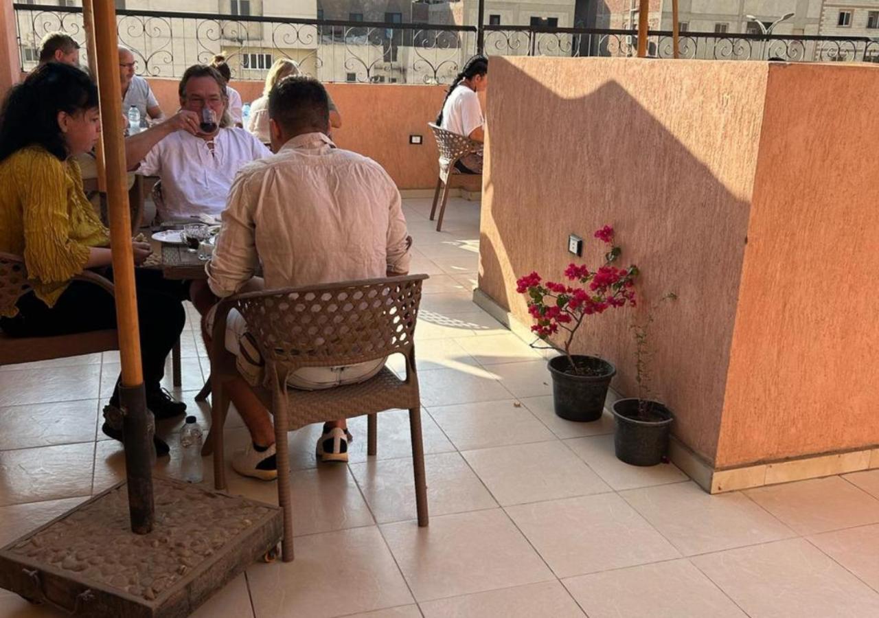 Pyramids Road Guest House Cozy Rooms And Rooftop Breakfast With The Pyramids View Nazlet el-Sisi Екстер'єр фото