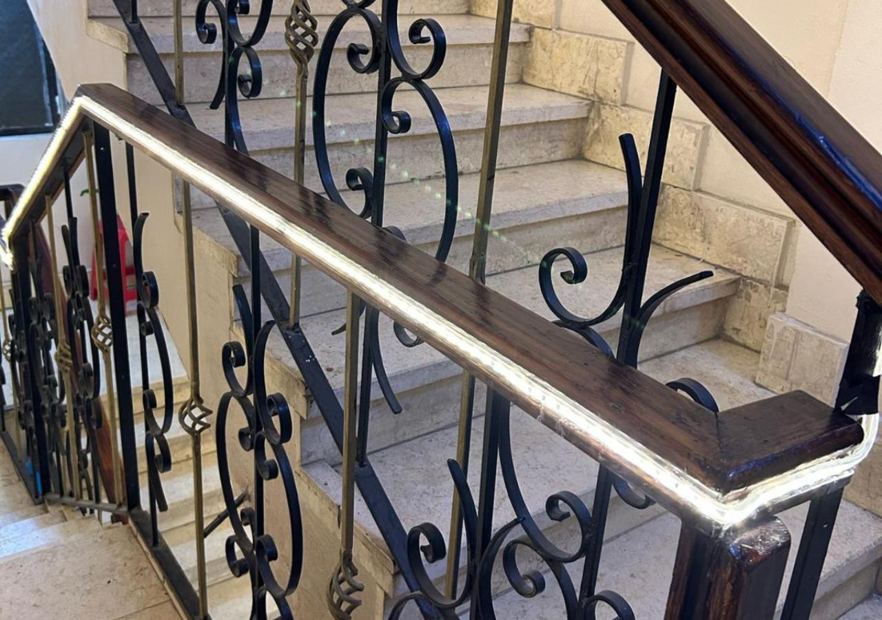 Pyramids Road Guest House Cozy Rooms And Rooftop Breakfast With The Pyramids View Nazlet el-Sisi Екстер'єр фото