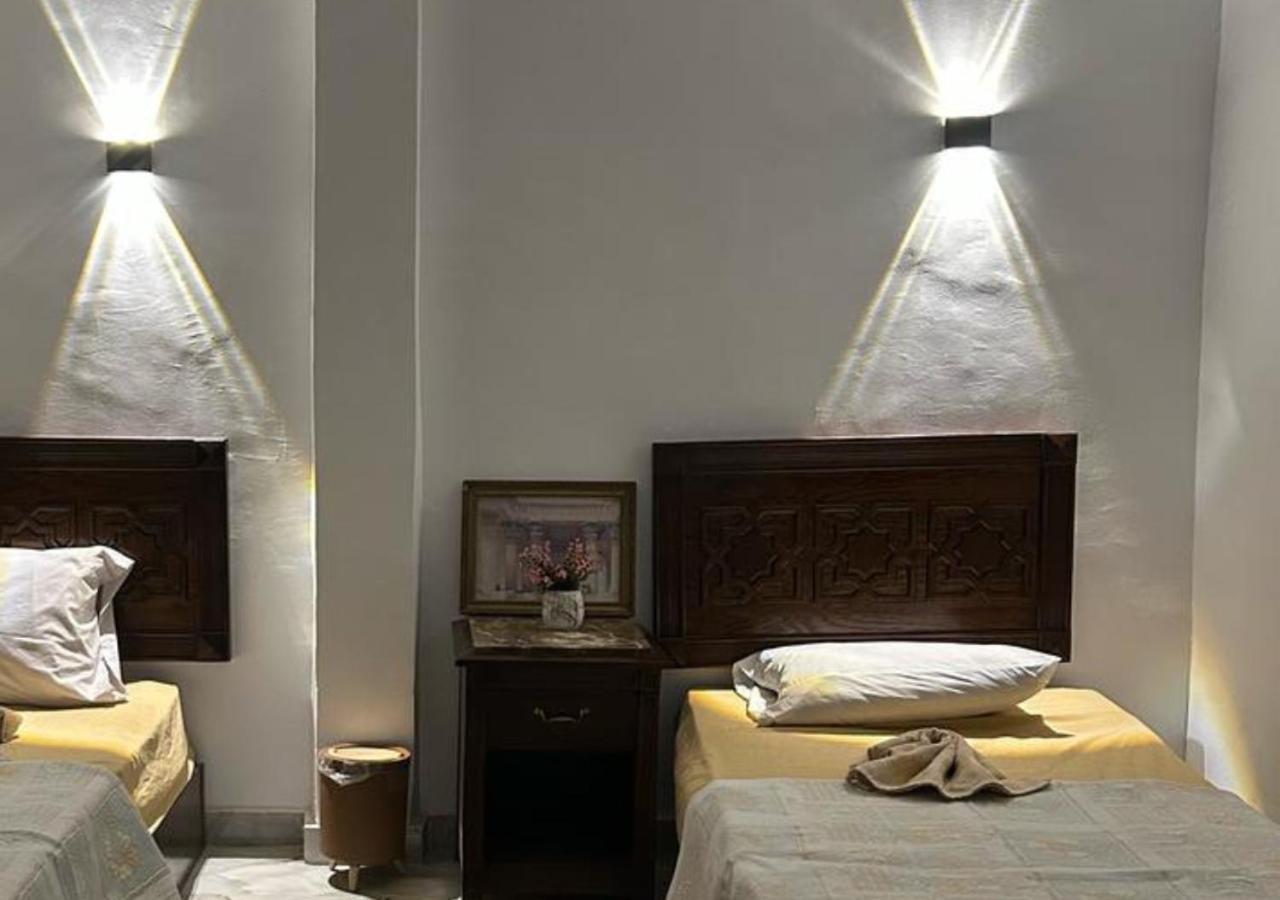 Pyramids Road Guest House Cozy Rooms And Rooftop Breakfast With The Pyramids View Nazlet el-Sisi Екстер'єр фото