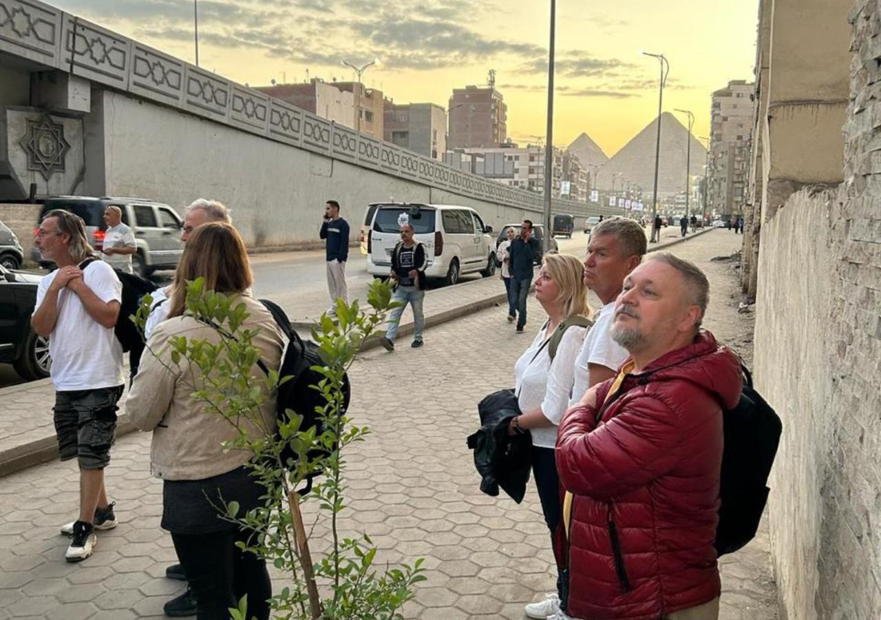 Pyramids Road Guest House Cozy Rooms And Rooftop Breakfast With The Pyramids View Nazlet el-Sisi Екстер'єр фото