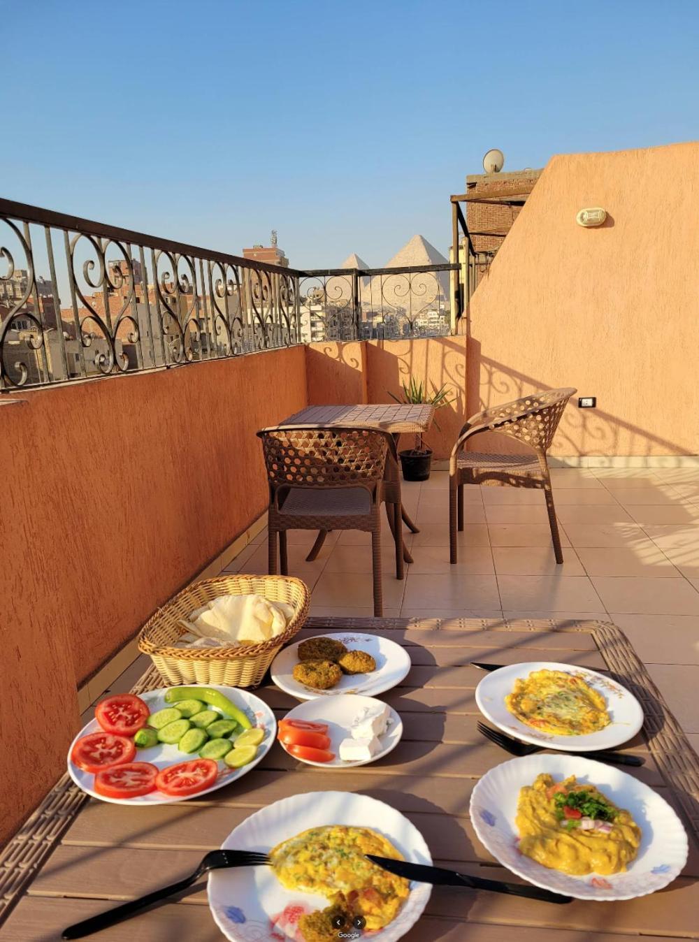 Pyramids Road Guest House Cozy Rooms And Rooftop Breakfast With The Pyramids View Nazlet el-Sisi Екстер'єр фото